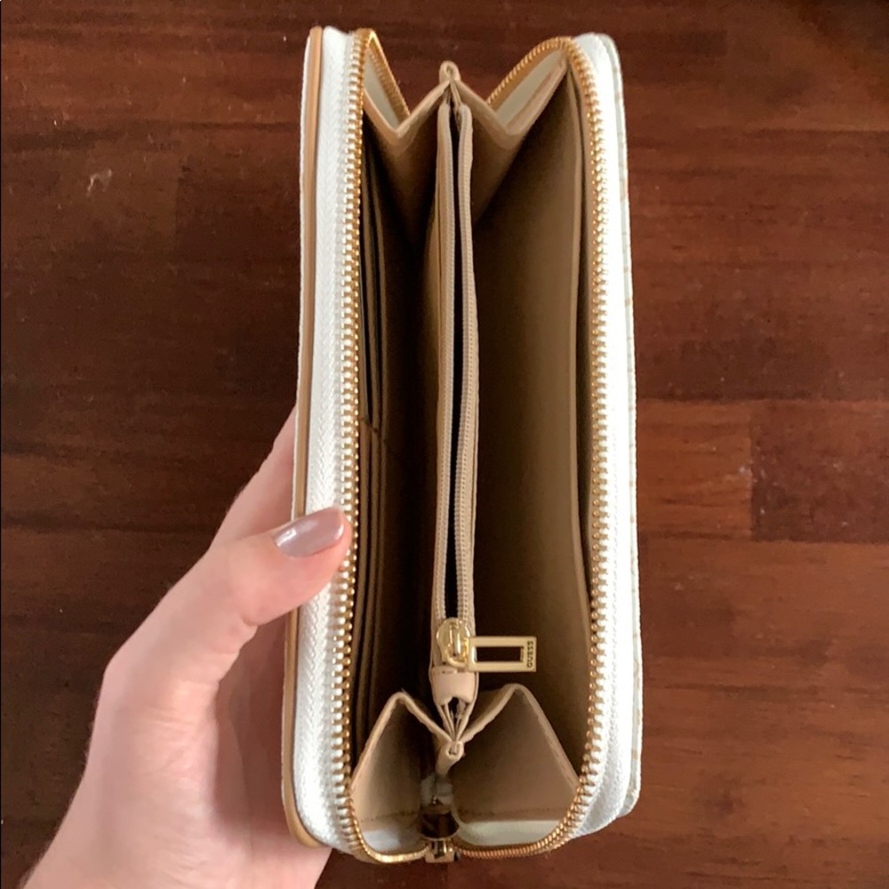 GUESS Wallet - Picture 2 of 2